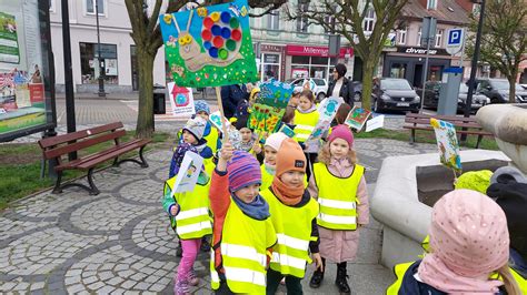 Przemarsz Ulicami Miasta Z Okazji Dnia Ziemi Przedszkole Weso A