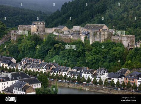 Le Ch Teau De Bouillon Surplombe La Ville Le Long De La Semois Dans Les