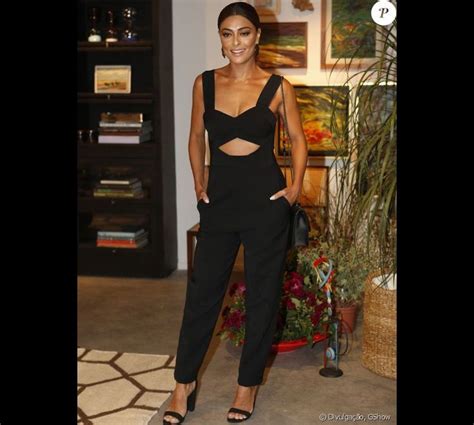 Juliana Paes usou macacão preto recorte na barriga da marca Self