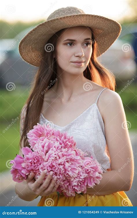 Verticale D Une Fille Avec Un Bouquet Des Fleurs Image Stock Image Du