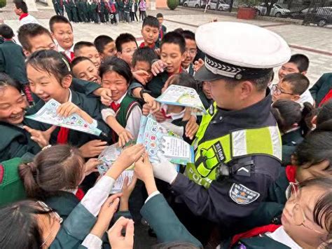 交通安全进校园 警校携手筑安全——北关逸夫小学交通安全知识进校园 校园新闻 白水教育综合服务