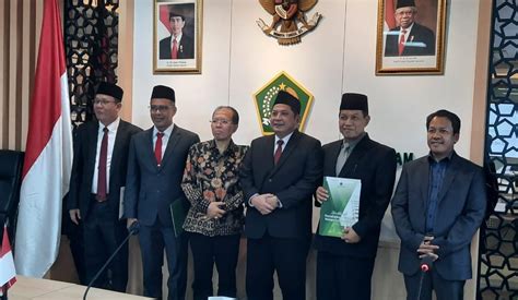 DELMUS SALIM RAIH GURU BESAR PERTAMA BIDANG POLITIK ISLAM DI SULAWESI