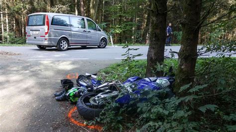 Schwerer Unfall in Braunau Motorradfahrer prallt gegen Traktoranhänger