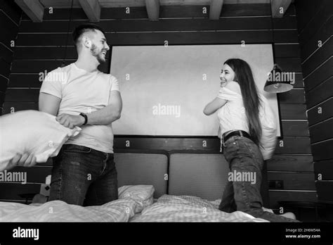 Homme Et Femme Dans Une Chambre Dhôtel Banque Dimages Noir Et Blanc Alamy