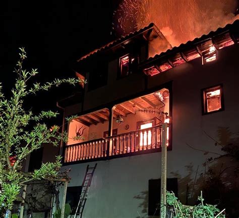 Salvan A Un Hombre De 74 Años Atrapado En El Voraz Incendio De Su Casa