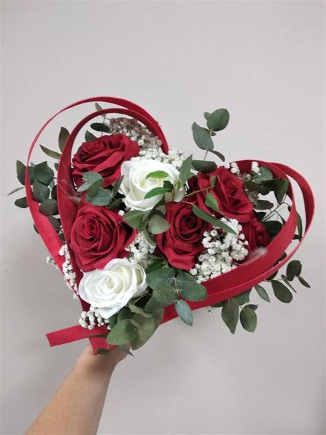 Bouquet De Mariee En Forme De Coeur Rouge Et Blanc Arumanis Fr