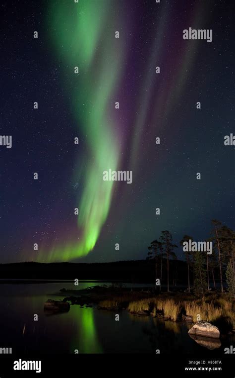 Lago Y La Aurora Boreal El Lago Inari En Laponia Finlandia