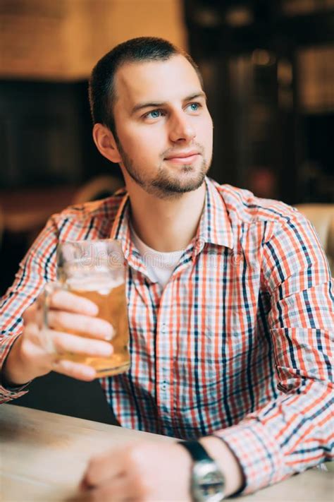 Hombres Que Beben La Cerveza Retrato De Los Hombres Jovenes Hermosos