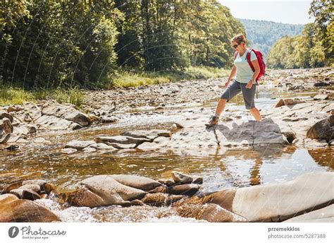 Trekking mit Rucksack Konzeptbild Weibliche Backpacker trägt Trekking