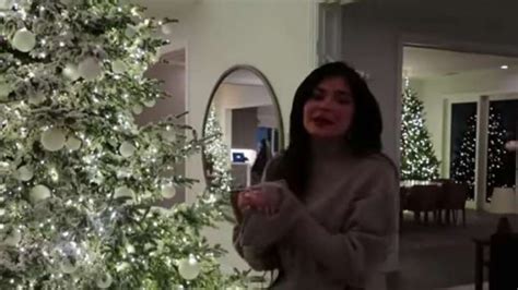 Foto Kylie Jenner Hias Rumah Dengan Empat Pohon Natal Raksasa