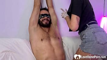 Sumiso Me Deja Burlarme Y Hacerle Cosquillas En Los Pies XVIDEOS