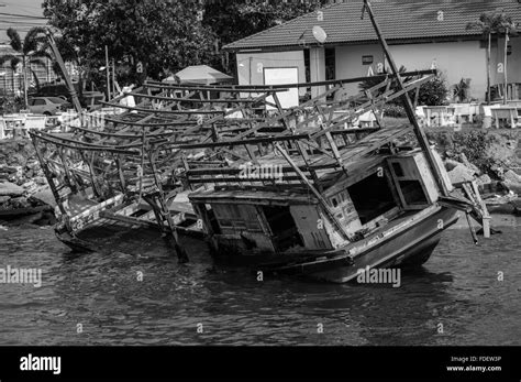 Sinking boat Black and White Stock Photos & Images - Alamy