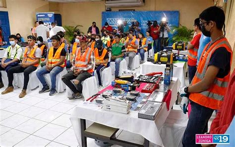 Marena dona equipos para estudiantes Técnicos en Refrigeración y Aire