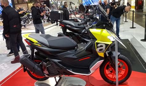 Novità moto scooter APRILIA 2024 EICMA 2023 foto prezzi informazioni