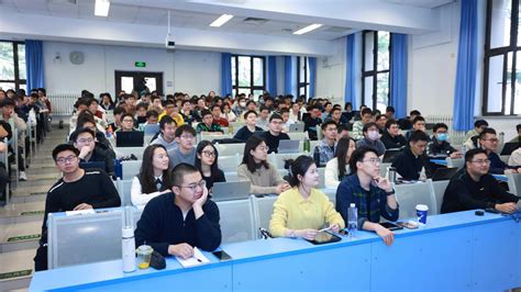 校长王希勤为研究生讲授思政课 清华大学