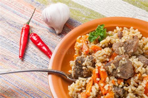 Pilau Delicioso Quente Em Uma Placa Turca No Tablecl Listrado Amarelo