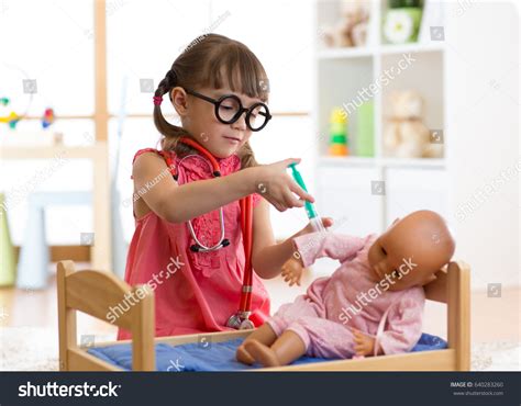 Kid Girl Playing Doctor Doll Kindergarten Stok Fotoğrafı 640283260