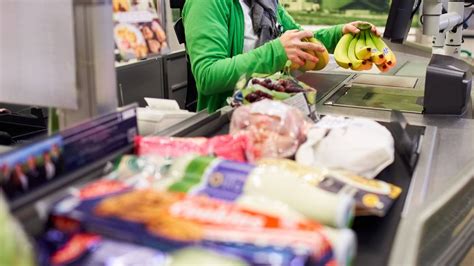 Prämie bei Lidl und Aldi Mitarbeiter sich impfen lassen erhalten