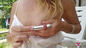 Nippleringlover Milf Cachonda Insertando Un Vibrador De 18mm En Pezones Perforados