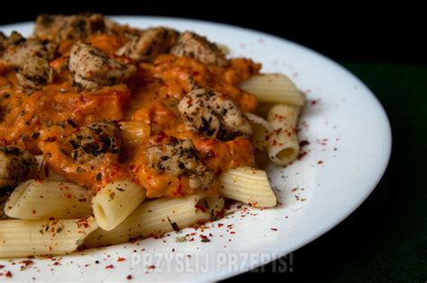 Penne Z Sosem Pomidorowym I Marmurkowym Kurczakiem Przepis