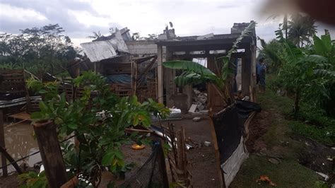 Rumah Ambruk Diterjang Angin Kencang Di Karangtengah Penghuni Luka