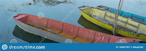 Barcos De Pesca Tradicionales Coloridos En La Orilla Del R O Imagen De