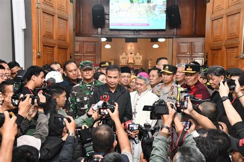 Pj Gubernur Jawa Barat Bey Triadi Machmudin Pastikan Ibadah Natal