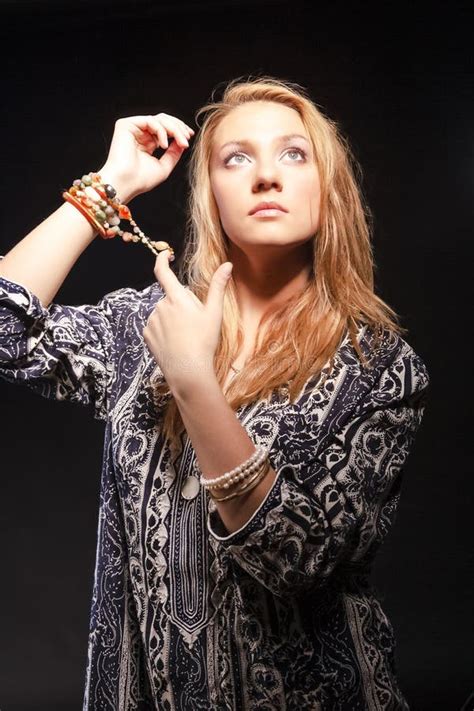 Portrait De Fille Blonde Du Caucase Tranquille Avec Le Collier Au