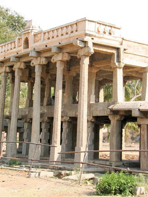 Arquitectura Hermosa De Las Columnas De Ruinas Antiguas Del Templo En