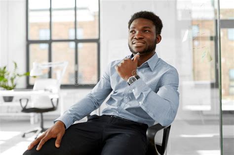 Homme D Affaires S Asseyant Dans La Pose De Lotus Photo Stock Image