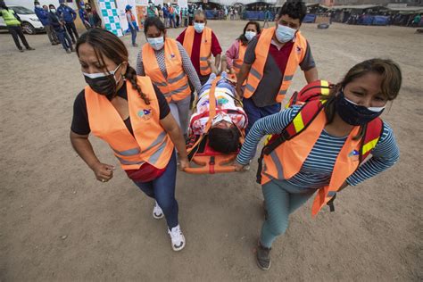 Conmoción En Redes Por Foto De Niña Siria Que Se Rinde Ante Una