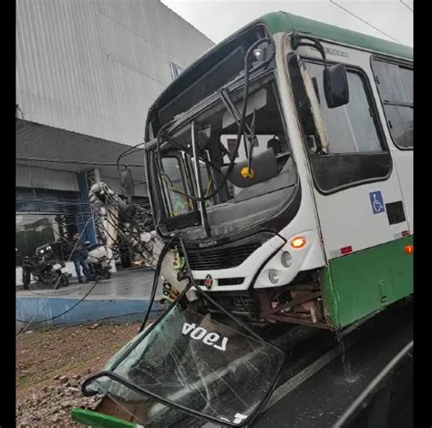 Ônibus derrapa em óleo derramado na pista e derruba poste na Fernando