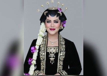 Adu Gaya Selvi Ananda Dan Kahiyang Ayu Serta Erina Gudono Saat Akad