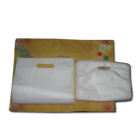 White Non Woven D Cut Plain Carry Bag Thickness 20 100 Microns At