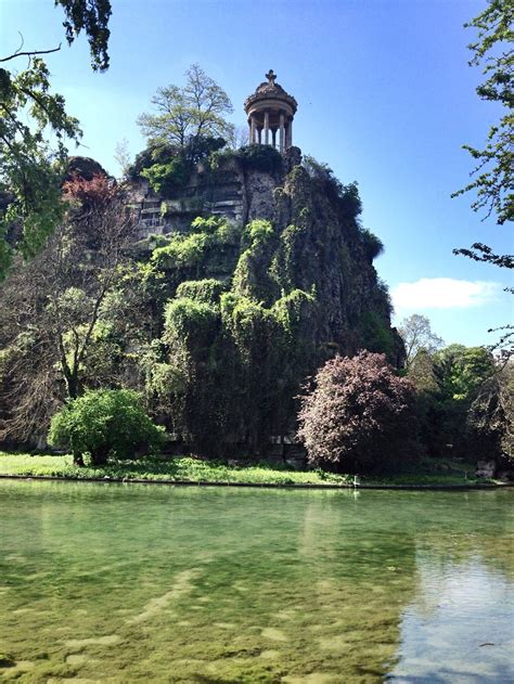 Parc Des Buttes Chaumont Paris