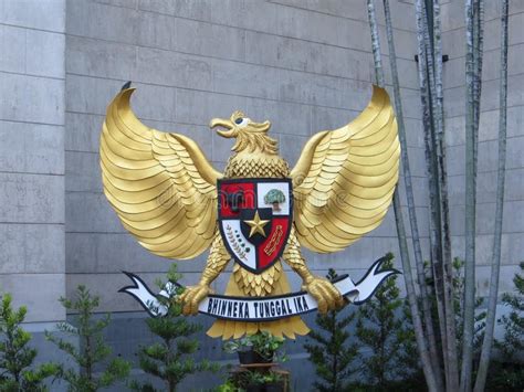 Garuda Pancasila En La Catedral De Jakarta Fotografía editorial