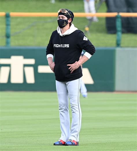 【日本ハム】新庄監督、那覇でも暑さ気にせずパーカーで登場 背中には「shinjo」デザイン プロ野球写真ニュース 日刊スポーツ