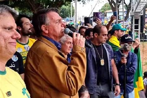 Bolsonaro pede a apoiadores virada de votos e chama Lula de pinguço