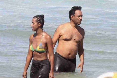 Maju Coutinho Surge Em Clima De Romance O Marido Em Praia Do Rio