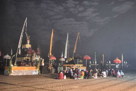 Pura Luhur Poten Gunung Bromo Pusat Ritual Di Padang Pasir