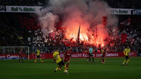 K Ln Fans Z Nden Pyro In Dortmund Sky Kameramann Am Auge Verletzt