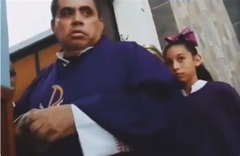 VIDEO Sacerdote Agrede A Mujer Feligrese Tras Reclamarle Haberle