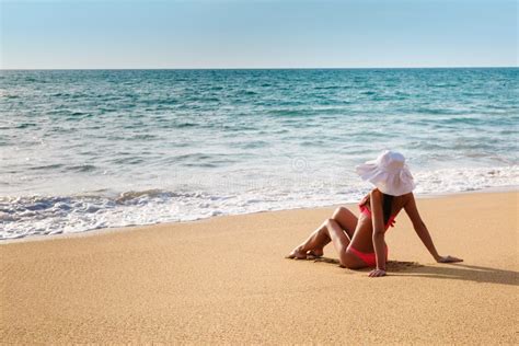 Junge Sexy Frau Liegt Auf Einem Strand Im Bikini Stockbild Bild Von