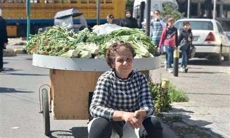 لبنان أول بائعة خضار متجولة تواجه الواقع المر