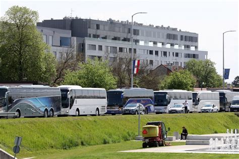 Foto Prijevoznici Autobusima Blokirali Dio Prometnica U Centru Zagreba N