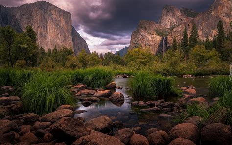 G Ra El Capitan W Parku Narodowym Yosemite Pod Ciemnymi Chmurami