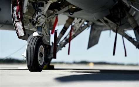 Grinding Chrome-Plated Pistons for Aircraft Landing Gear