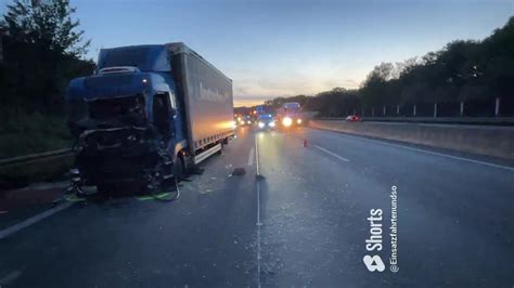 Lkw F Hrt Auf Stauende Fahrer Eingeklemmt Schwerstverletzt Auf A