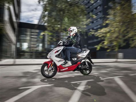 Motorrad Vergleich Yamaha Aerox R Vs Yamaha Aerox Naked