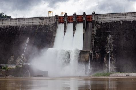 El Agua Fluye Sobre Las Compuertas De Una Presa En Khun Dan Prakan Chon